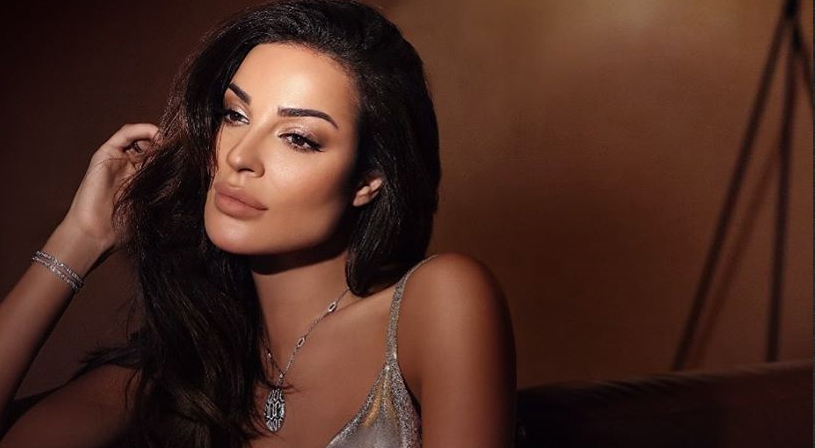 نادين نسيب نجيم تُقلد نجمة كبيرة بطريقة كوميدية